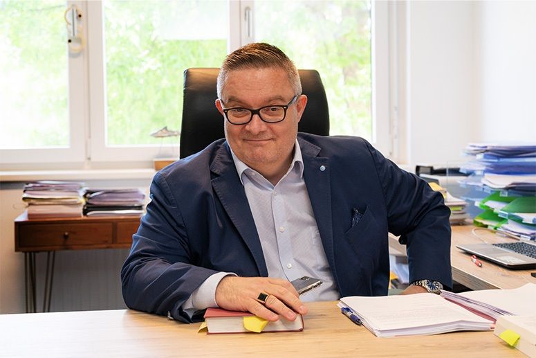 Mag. Roland Friis am Schreibtisch